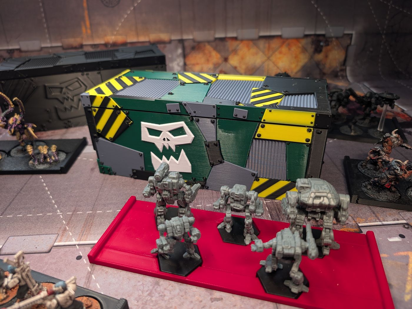The themed case closed, with BattleTech mechs on a red tray in front